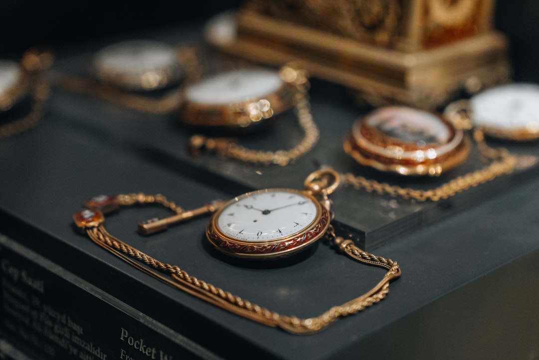 découvrez l'élégance intemporelle de la montre de poche, un accessoire classique alliant tradition et style pour toutes les occasions.
