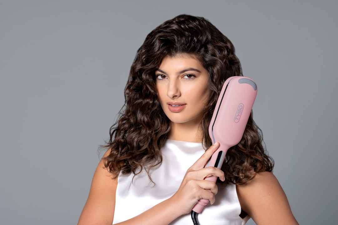 lisseur professionnel pour cheveux : obtenez des cheveux lisses, brillants et parfaitement coiffés en un seul passage grâce à notre technologie avancée.