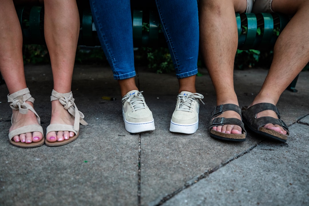 chaussures pour pieds sensibles offrant confort et protection optimale grâce à des matériaux doux et adaptés.