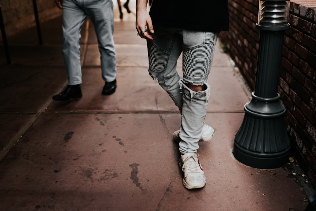découvrez notre sélection de chaussures parfaites pour accompagner vos jeans slim homme, alliant style et confort pour un look tendance et moderne.