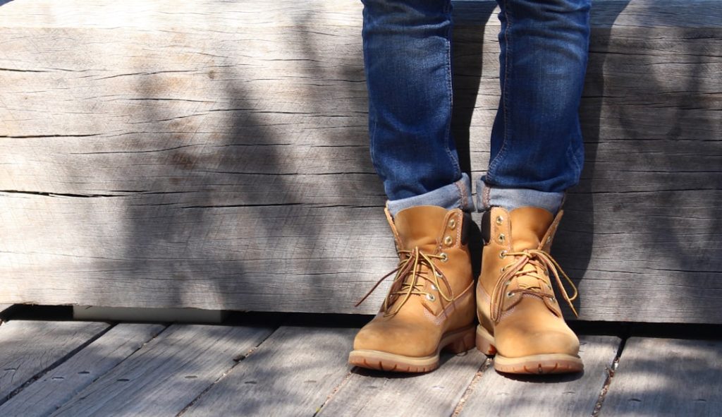 découvrez notre sélection de chaussures idéales pour accompagner vos jeans slim pour hommes, alliant style et confort au quotidien.
