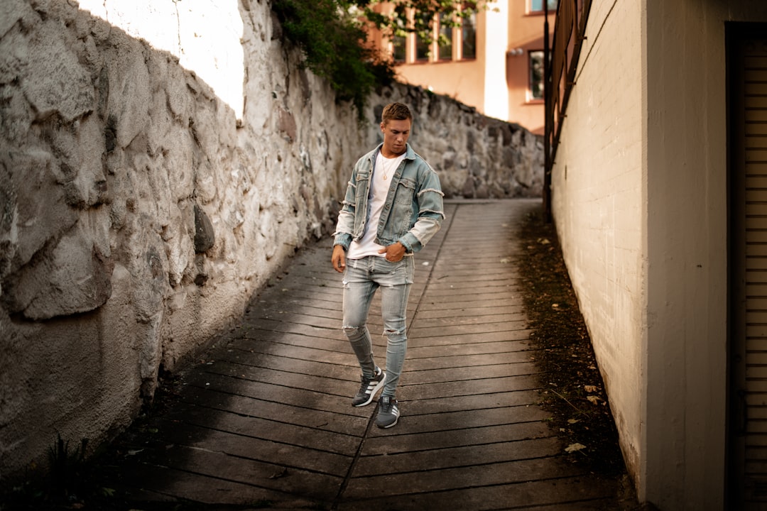 découvrez notre sélection de chaussures parfaites pour accompagner un jean slim homme, alliant style et confort pour un look moderne et tendance.