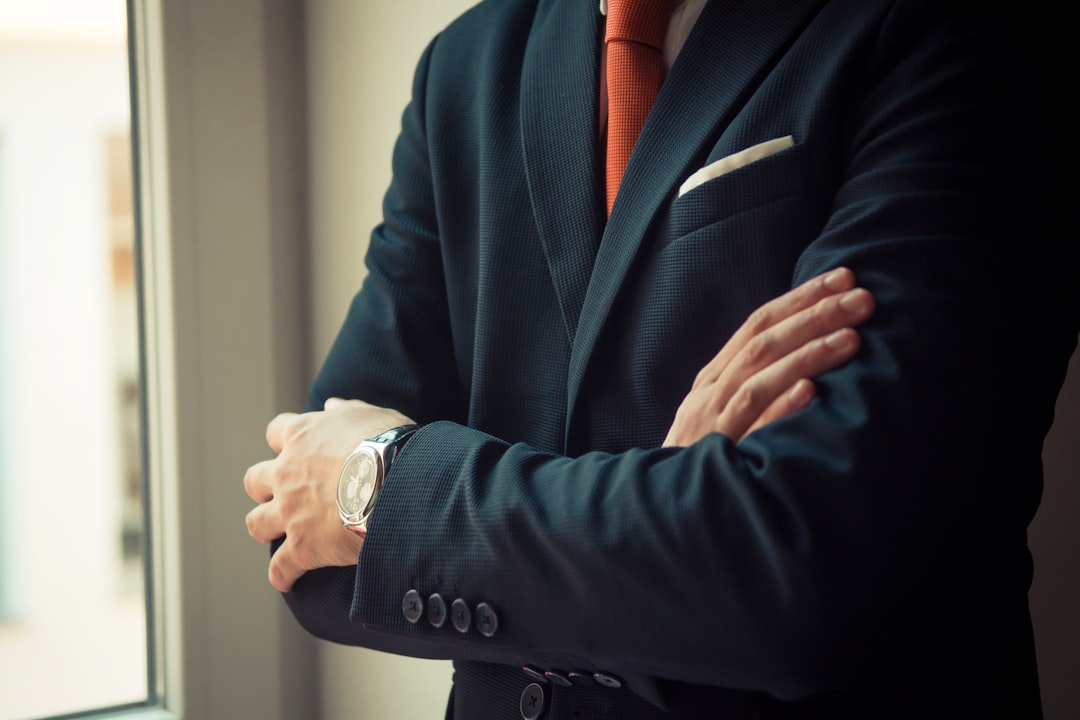 découvrez notre collection élégante de costumes adaptés à toutes les occasions, alliant confort et style sophistiqué.