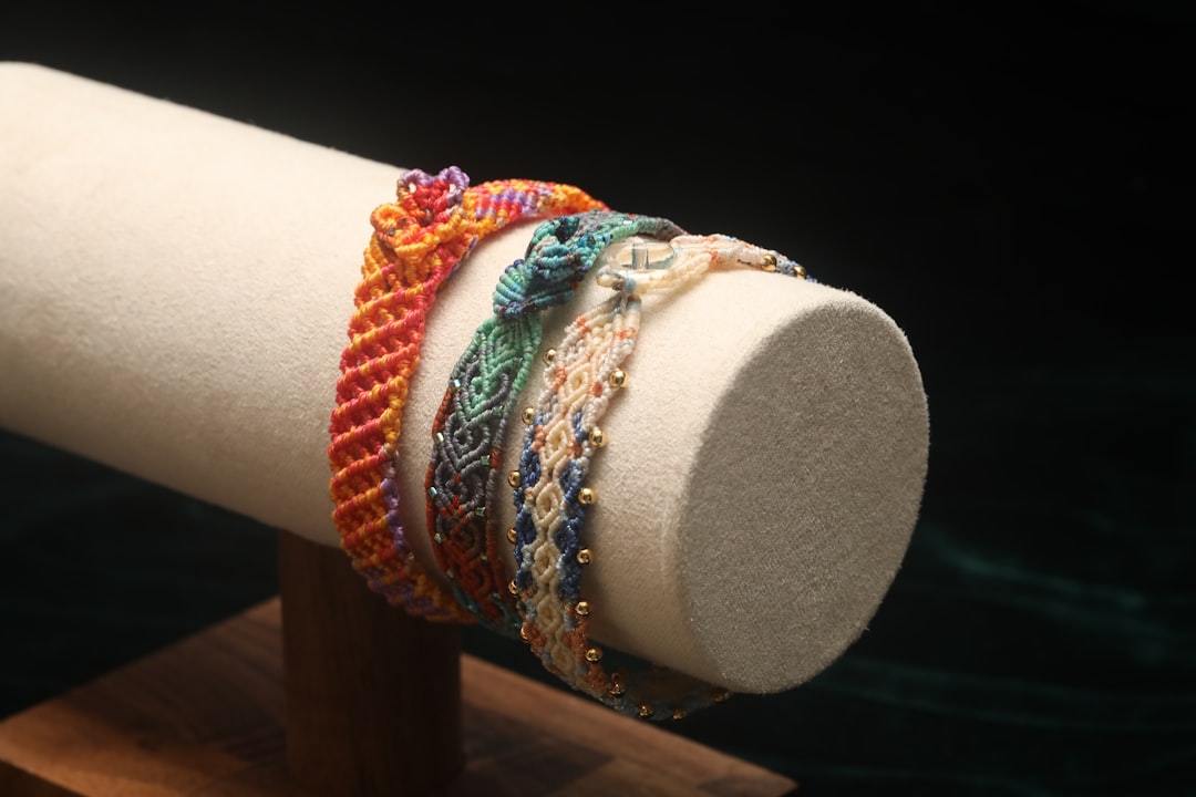 découvrez notre collection de bijoux d'été, légers et élégants, parfaits pour sublimer votre style pendant la saison ensoleillée.