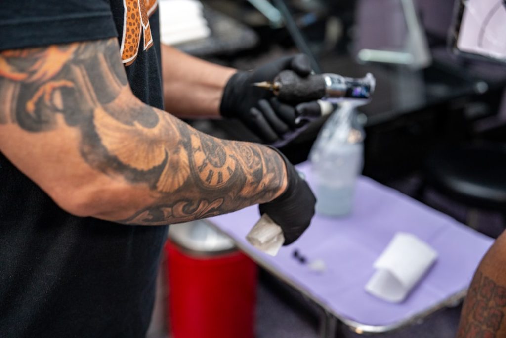 conseils essentiels pour prendre soin de votre tatouage et assurer une guérison optimale avec notre guide complet de soins après tatouage.