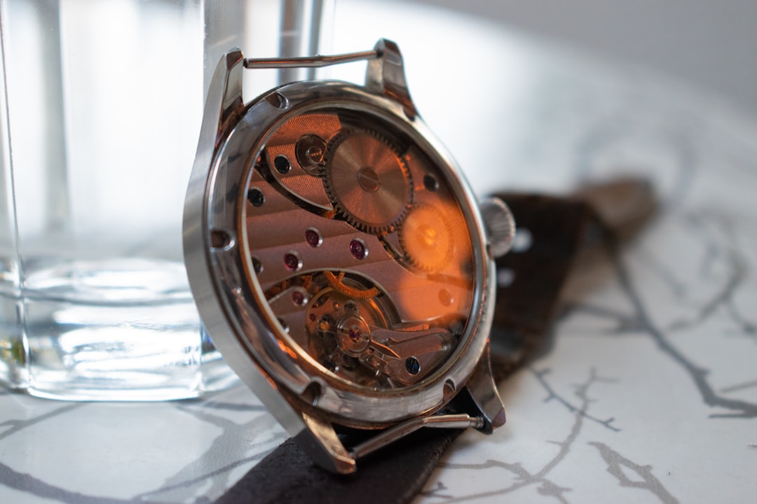 découvrez les différents types de verre de montre, leurs caractéristiques et avantages pour choisir celui qui convient le mieux à votre style et à vos besoins.