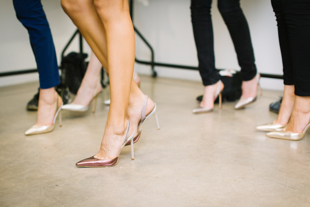 découvrez comment porter des escarpins avec élégance et confort, astuces de style et conseils pour sublimer toutes vos tenues.