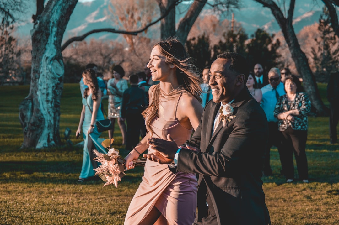 découvrez notre collection de costumes de mariage élégants pour un jour inoubliable. styles modernes et classiques pour un look parfait le jour j.
