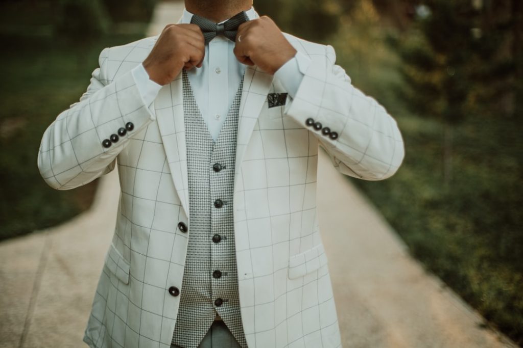 découvrez notre collection élégante de costumes de mariage pour homme, alliant style et confort pour un jour inoubliable.
