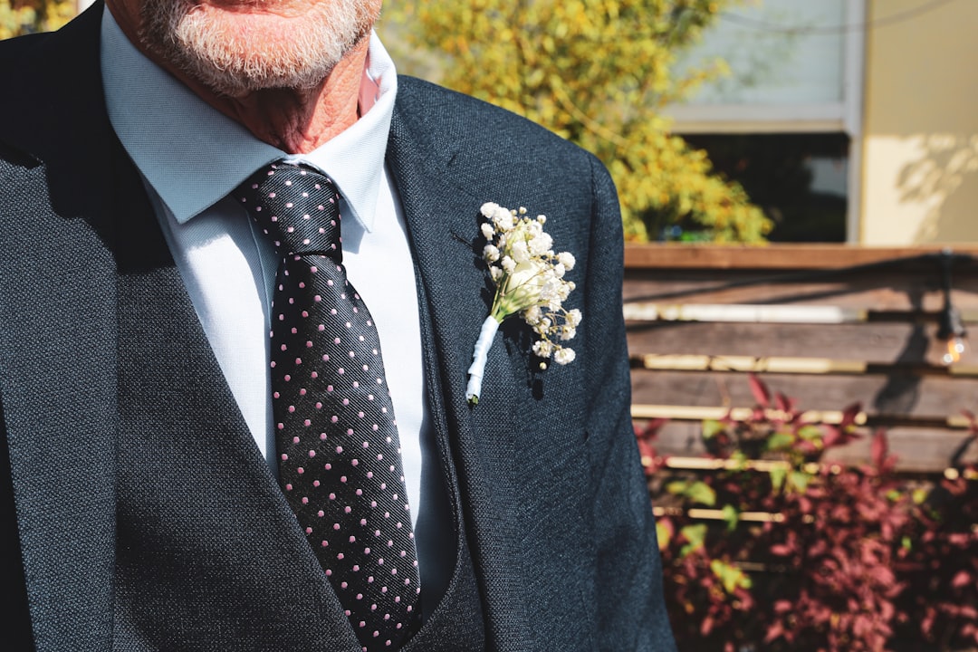 découvrez notre collection élégante de costumes de mariage pour hommes, alliant style et confort pour le jour j parfait.