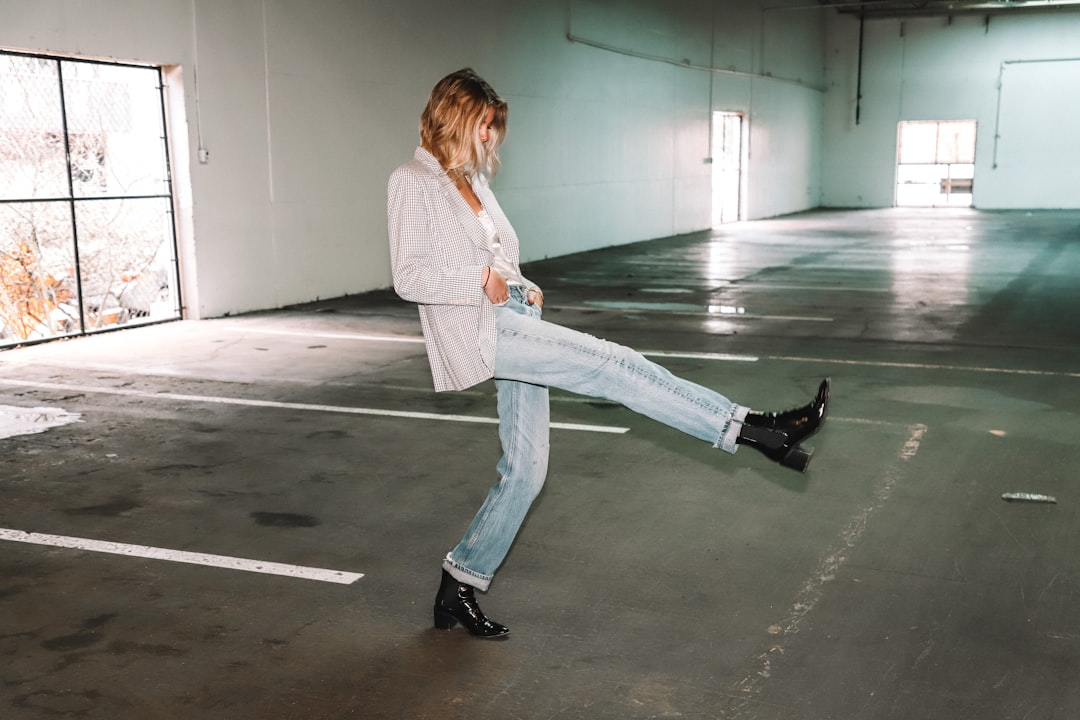 découvrez notre collection élégante de bottines blanches, parfaites pour apporter une touche de style moderne et chic à toutes vos tenues.