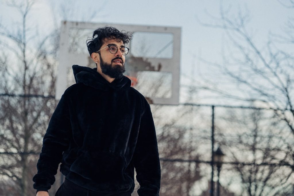 découvrez les tendances de la mode hivernale pour hommes : vêtements chauds, styles élégants et conseils pour affronter l'hiver avec style.