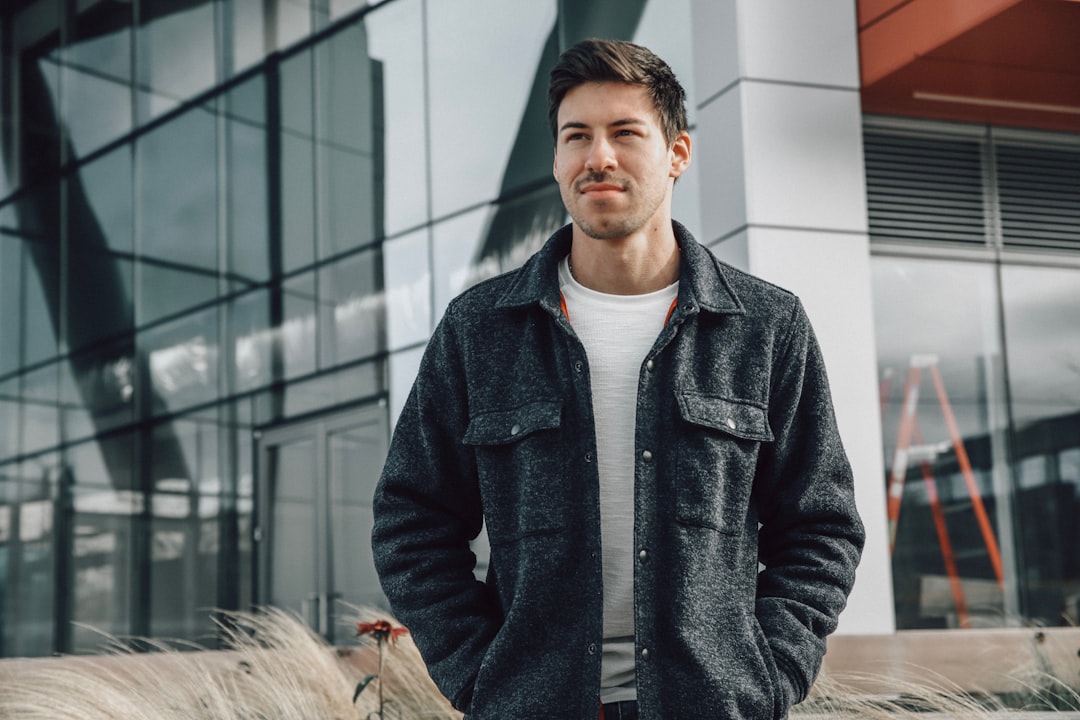 découvrez les dernières tendances de la mode hiver pour hommes : manteaux chauds, pulls stylés et accessoires essentiels pour un look élégant et confortable tout au long de la saison froide.