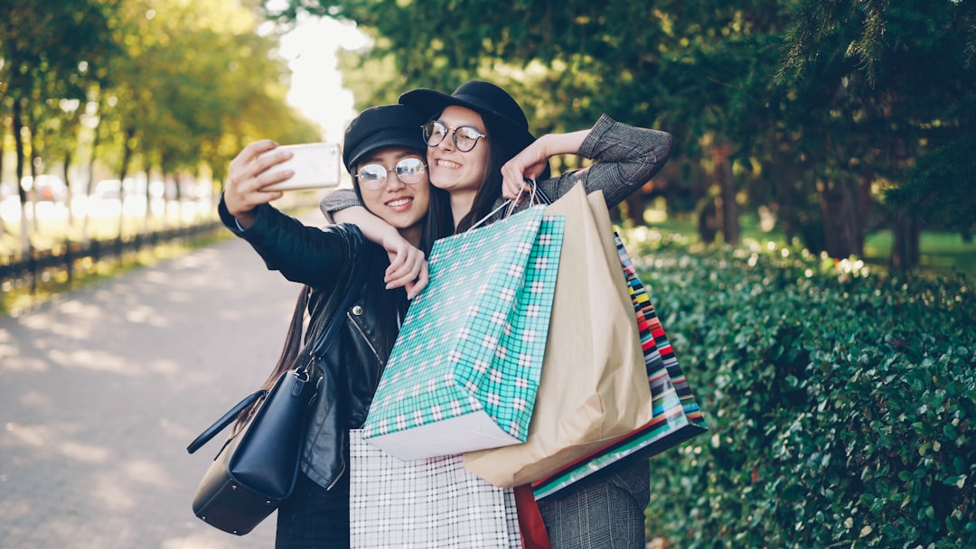 découvrez notre collection élégante de vestes en cuir pour femmes, alliant style, confort et qualité supérieure pour toutes les occasions.