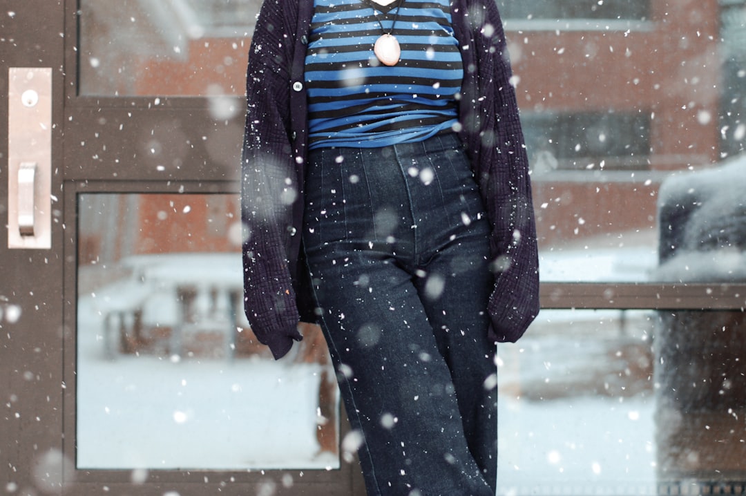 découvrez notre collection de tenues d'hiver pour femmes alliant style et confort pour affronter le froid avec élégance.