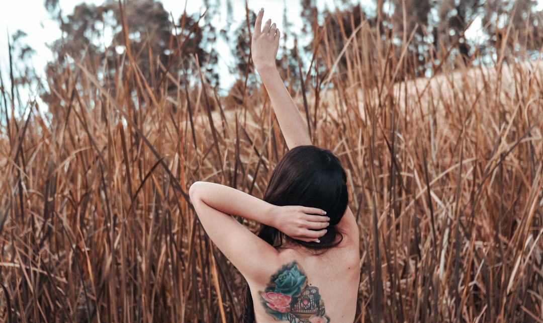 découvrez des idées de tatouages dans le dos pour femmes, alliant élégance, créativité et tendances modernes pour sublimer votre peau avec style.