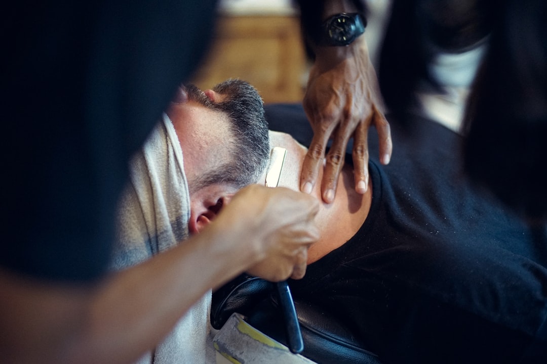 découvrez nos conseils et outils essentiels pour tailler votre barbe avec précision et style. obtenez une barbe impeccable et bien entretenue facilement.