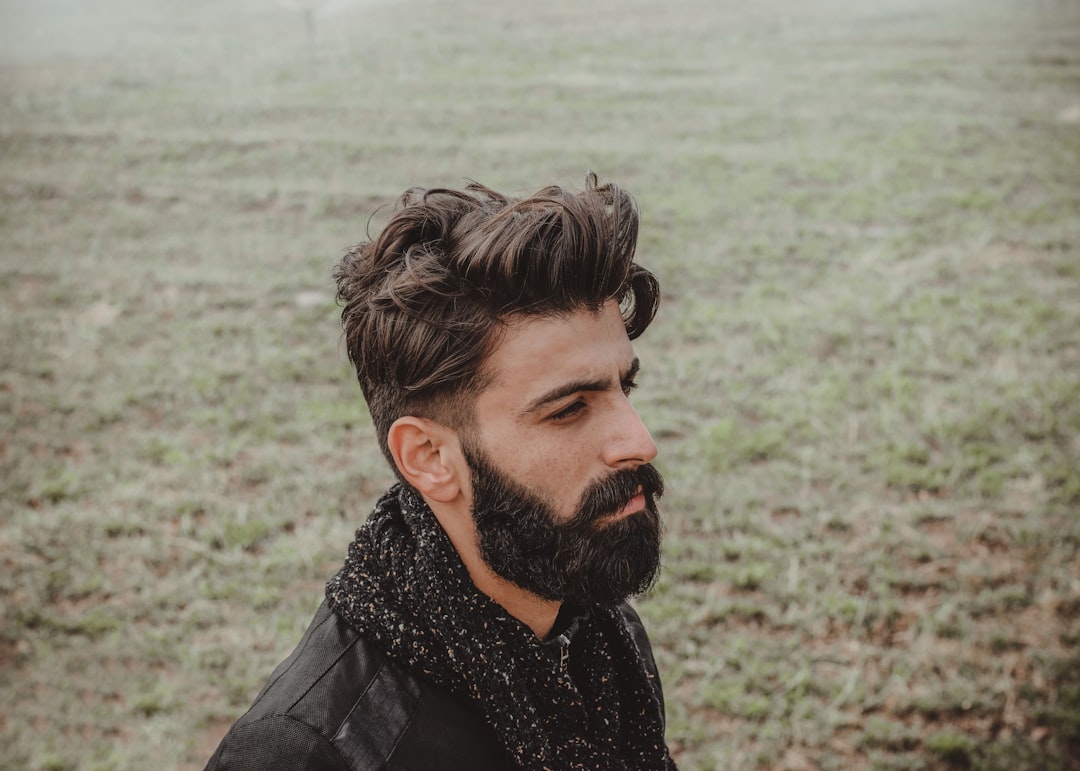 guide complet pour tailler votre barbe avec précision et style, incluant des conseils, techniques et outils essentiels pour un entretien optimal.