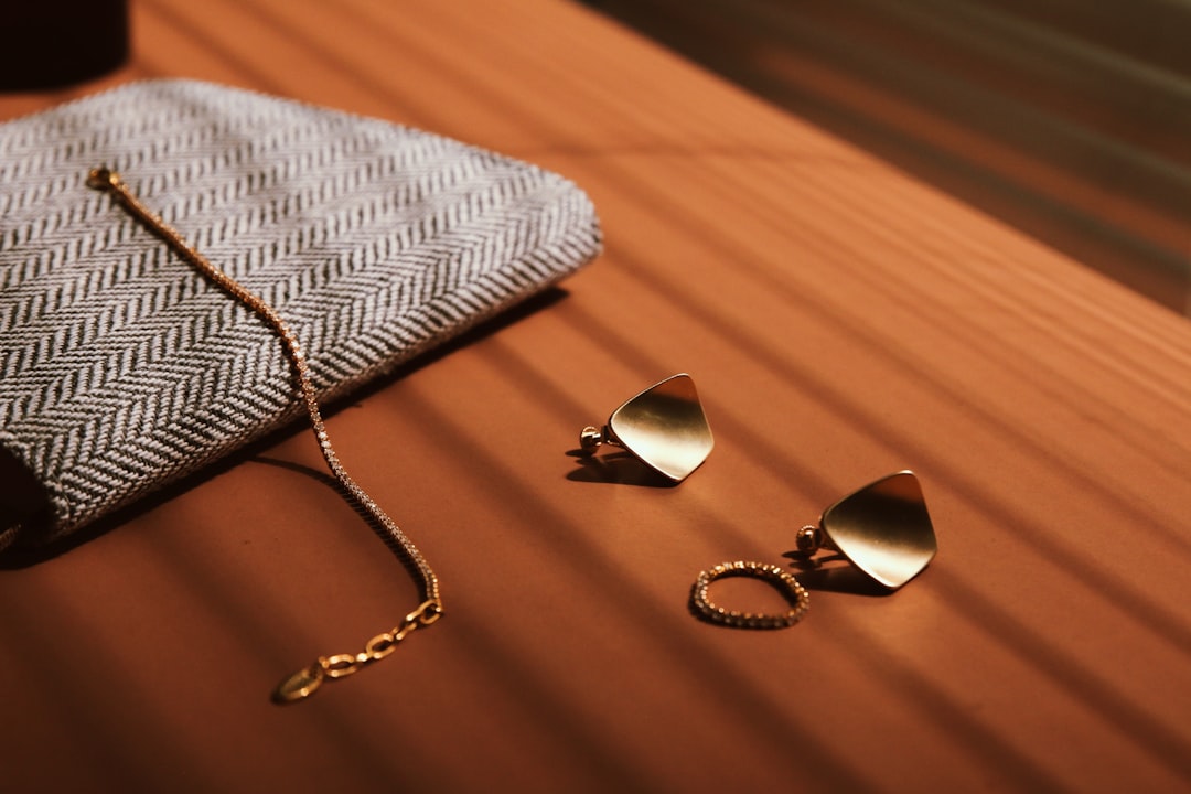 découvrez notre collection de bijoux éthiques alliant élégance et respect de l'environnement. des créations durables et responsables pour un style engagé.