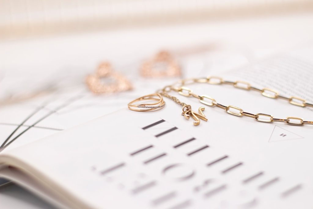 découvrez notre collection de bijoux éthiques alliant élégance et respect de l'environnement, fabriqués avec des matériaux durables et issus du commerce équitable.