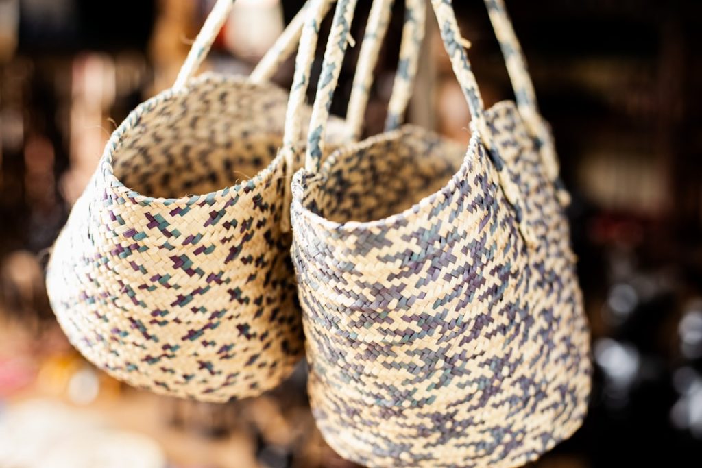 découvrez l'artisanat éthique du raphia, alliant savoir-faire traditionnel et respect de l'environnement pour des créations durables et authentiques.