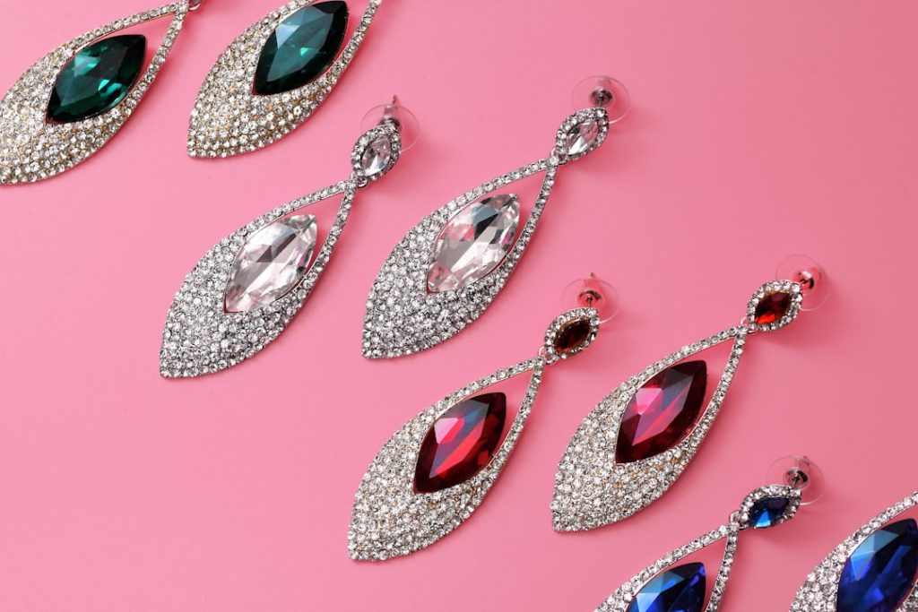 découvrez notre collection élégante de bijoux fantaisie alliant tendance et qualité pour sublimer votre style au quotidien.