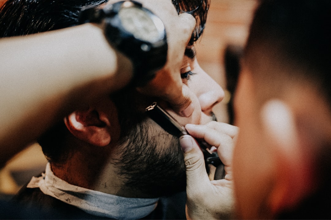 découvrez les dernières tendances et styles de coupe de cheveux pour hommes, adaptés à toutes les envies et formes de visage.