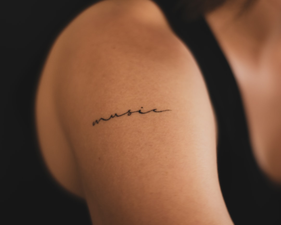 découvrez des idées uniques de tatouages de lune, symboles de mystère et de transformation, pour sublimer votre peau avec élégance.