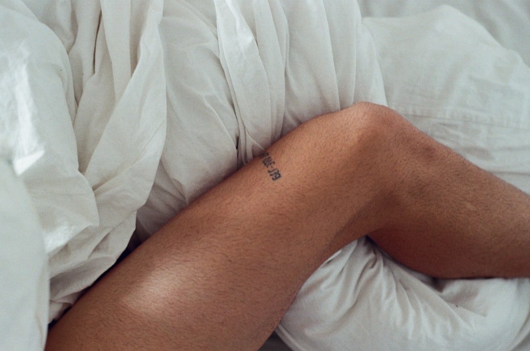 découvrez une collection unique de tatouages de lune, symboles de mystère et de transformation, pour sublimer votre peau avec élégance et signification.