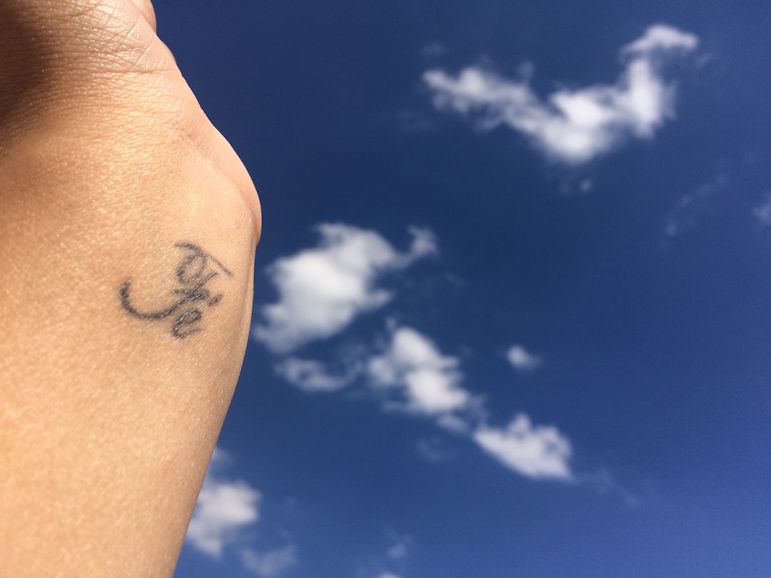 Tatouage lune : signification et conseils pour choisir l’emplacement idéal.