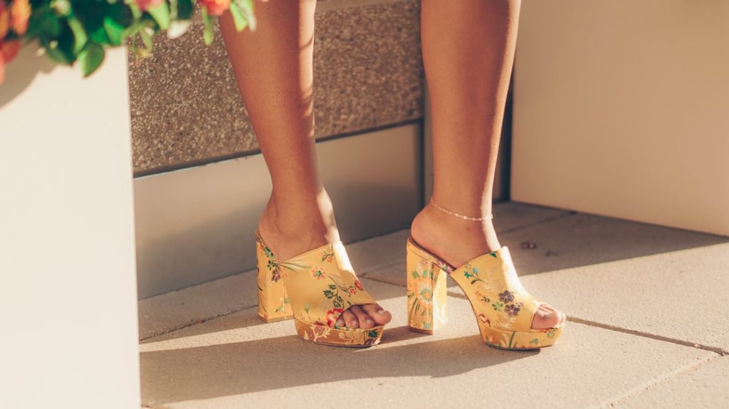 découvrez les chaussures tendance de l'été 2022 alliant style et confort pour parfaire vos looks estivaux.