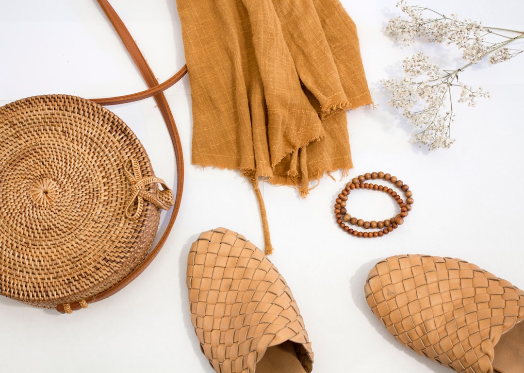 découvrez notre sélection élégante d'accessoires pour femmes, alliant style et tendance pour sublimer toutes vos tenues.
